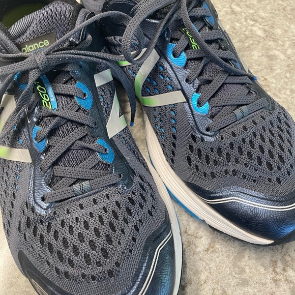 ?? Mens New Balance Blue and Green Running Shoes - like new! Extremely clean main image 5